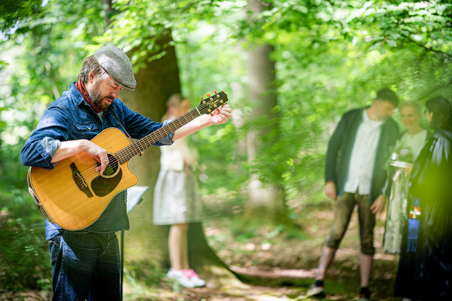 Jan Keßler stimmt die Gitarre