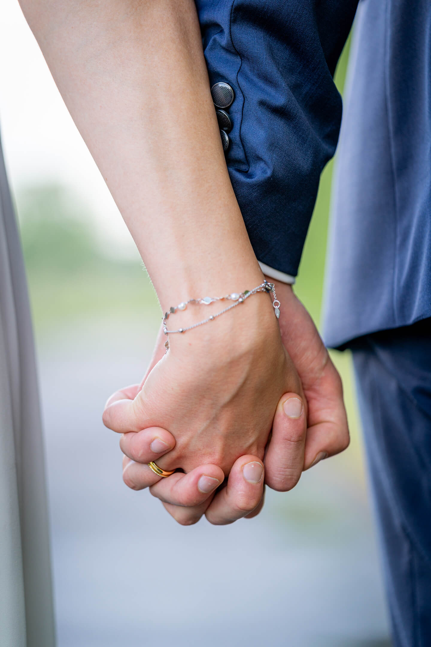 Hand in Hand mit Ehering