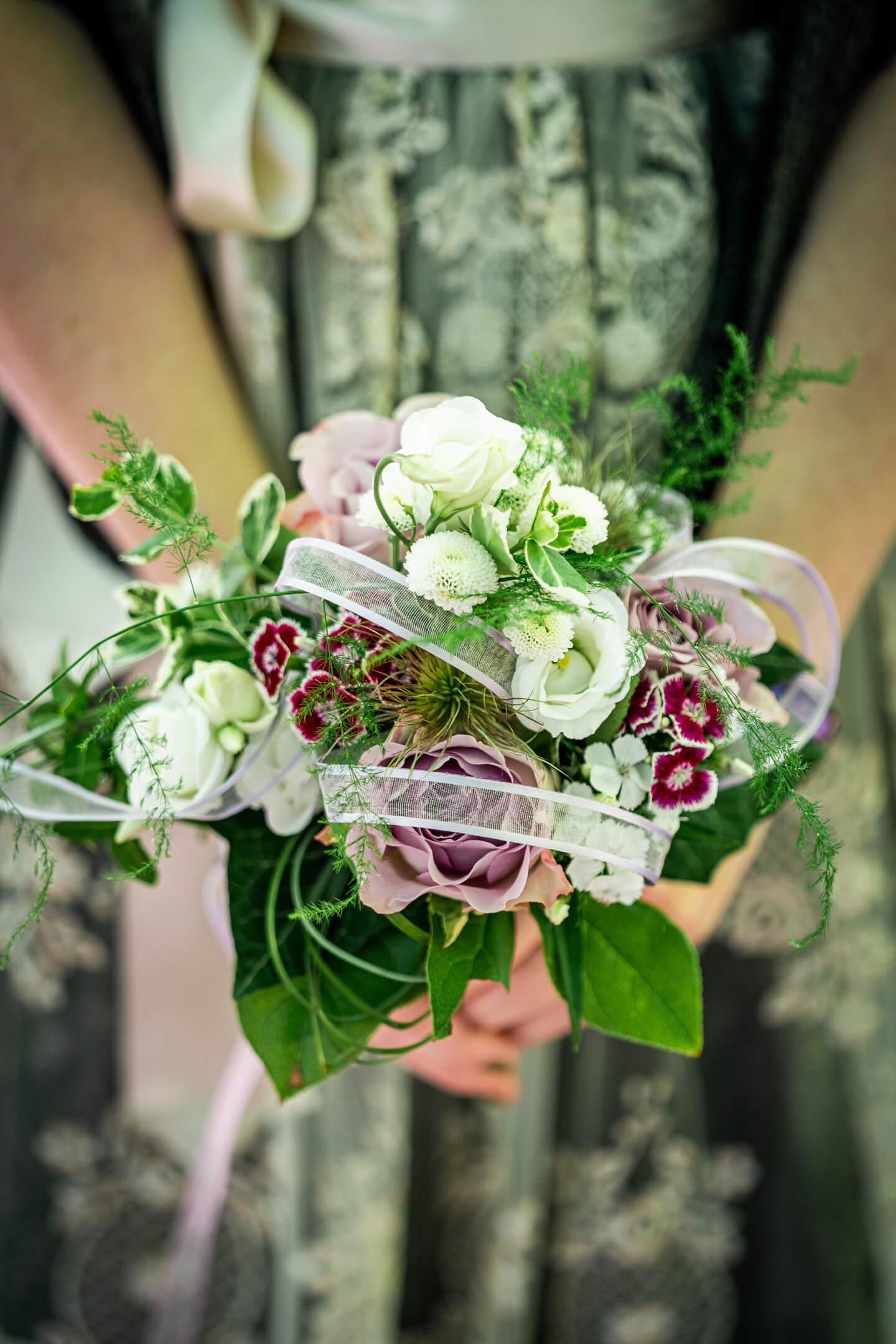 Brautstrauß vor Dirndl