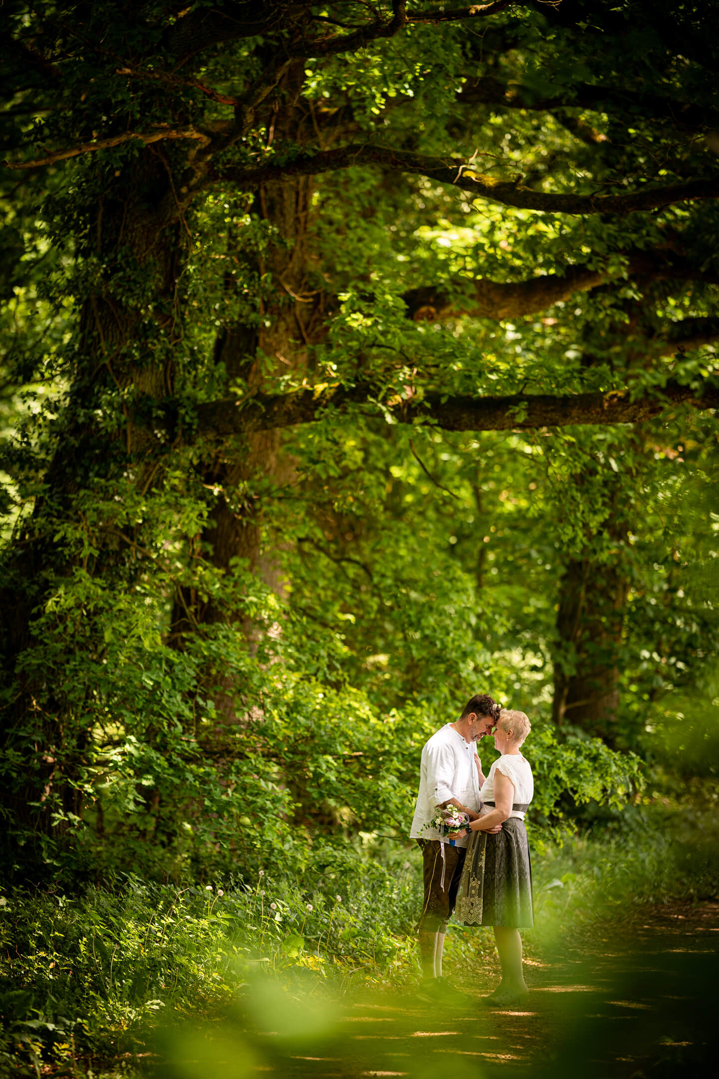 Paar im Wald fotografieren.