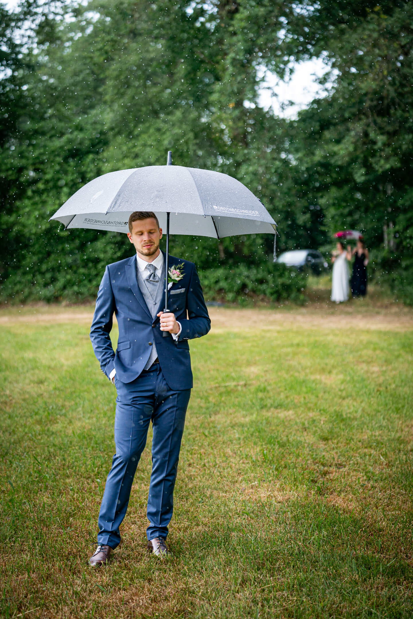 Augen zu! Bräutigam Tim wartet beim First Look auf seine Braut.