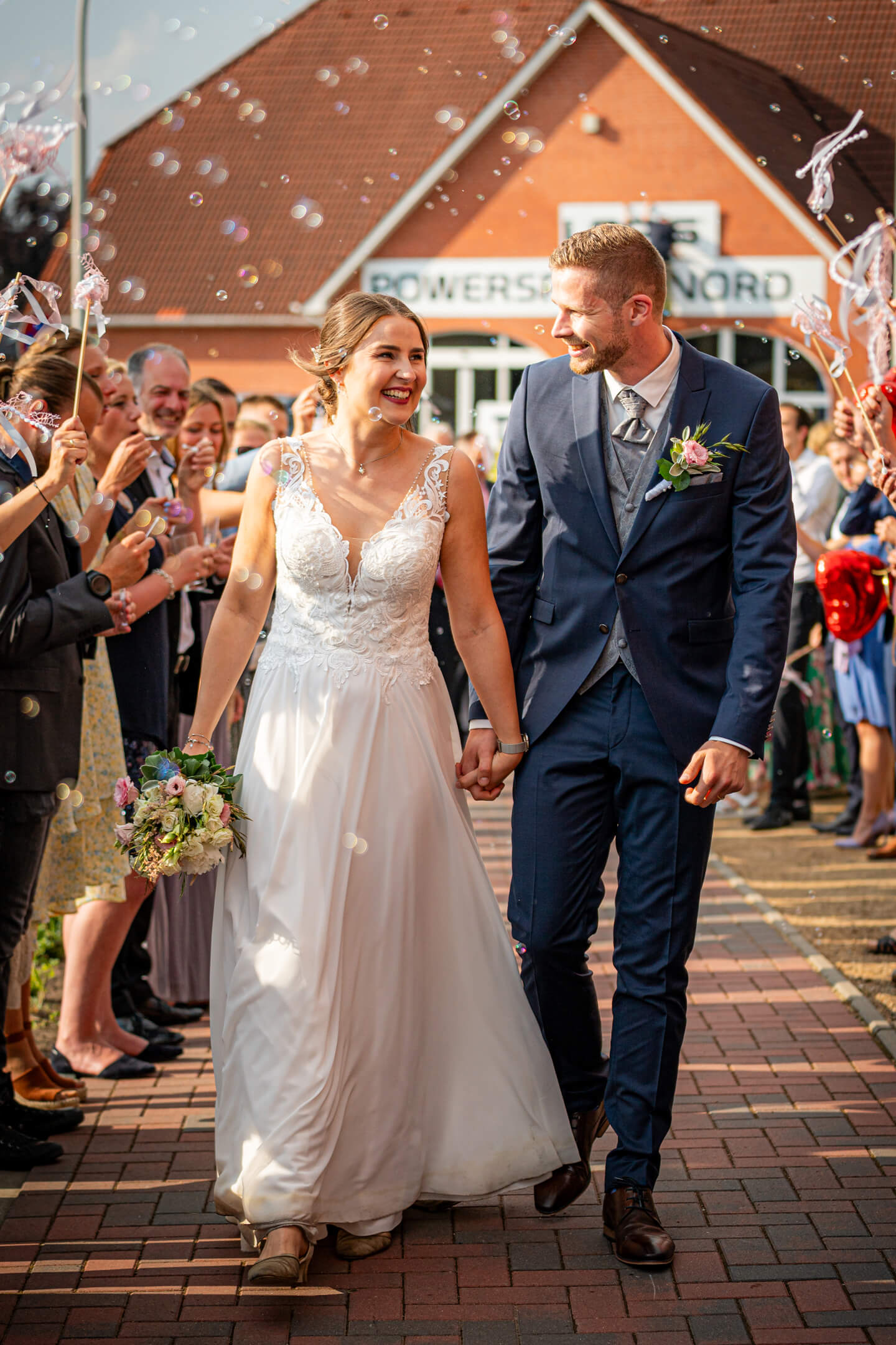 Brautpaar geht durchs Spalier mit Seifenblasen