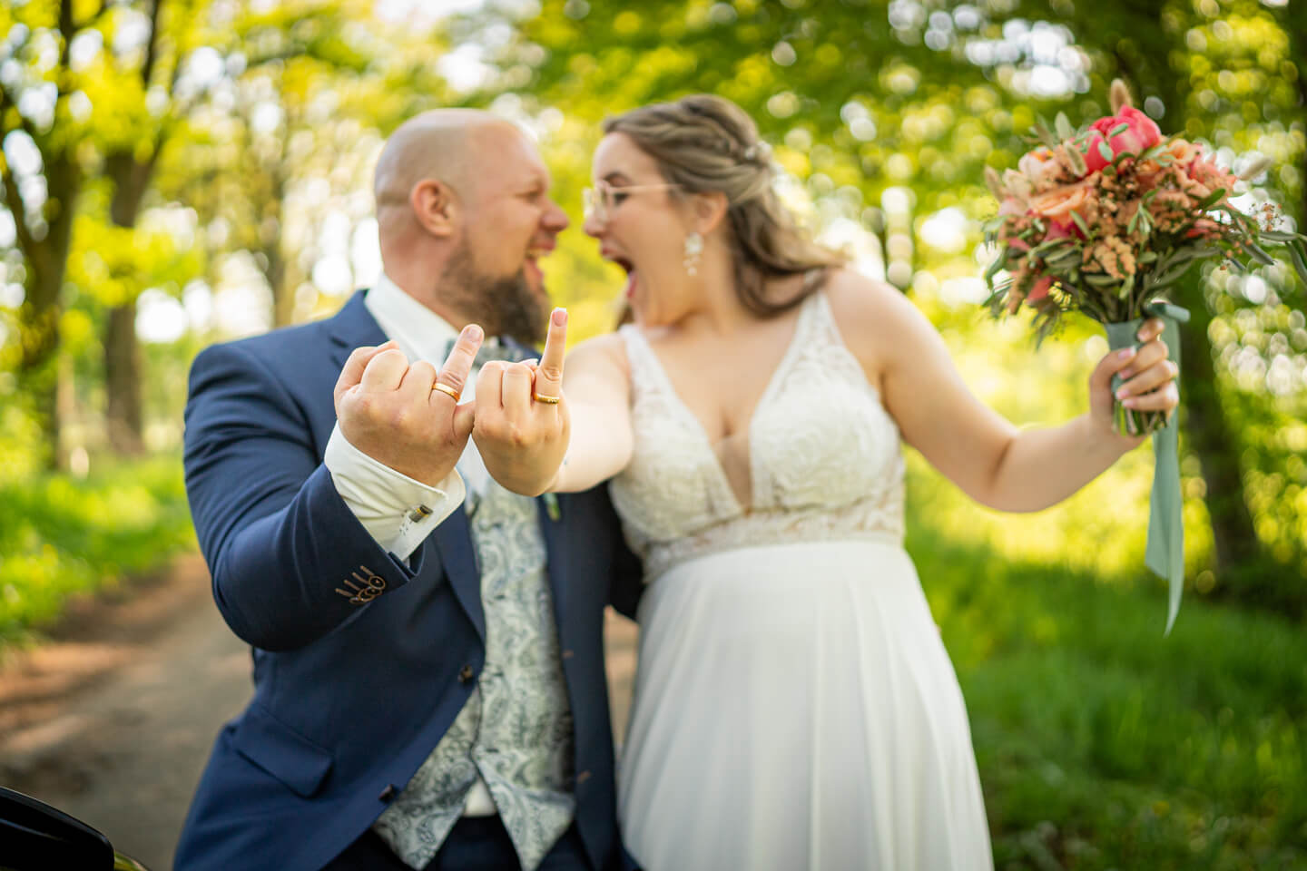 Lustiges Hochzeitsfoto - Eheringe fotografieren