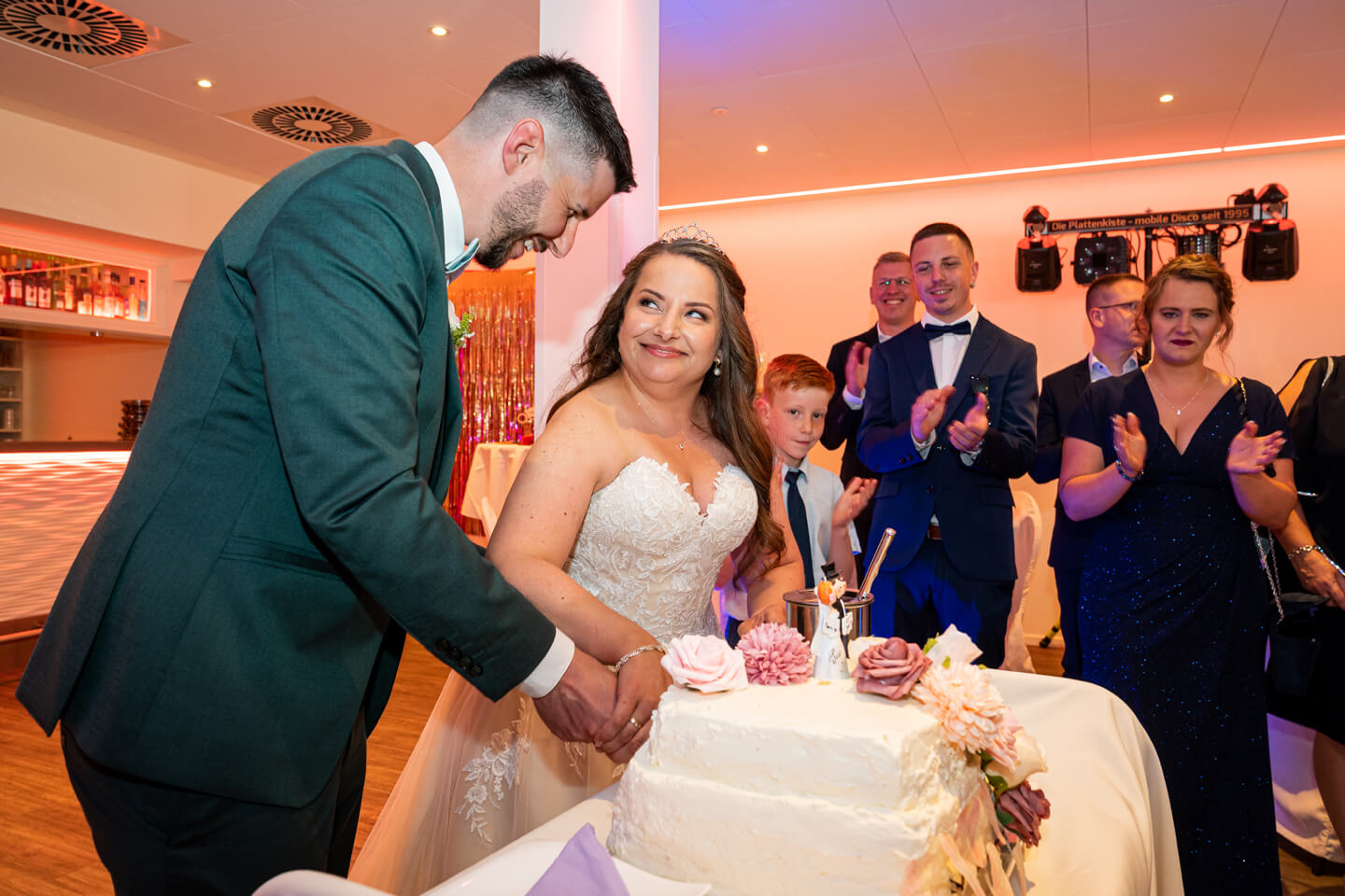 Anschnitt der Hochzeitstorte.