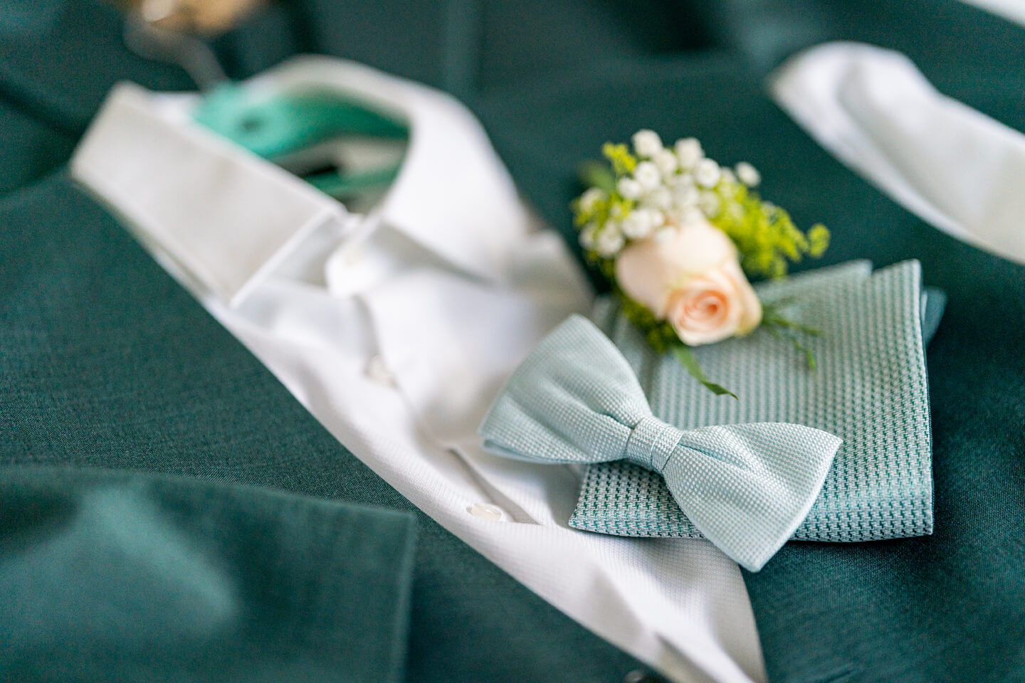 Anzug und Fliege des Bräutigams.