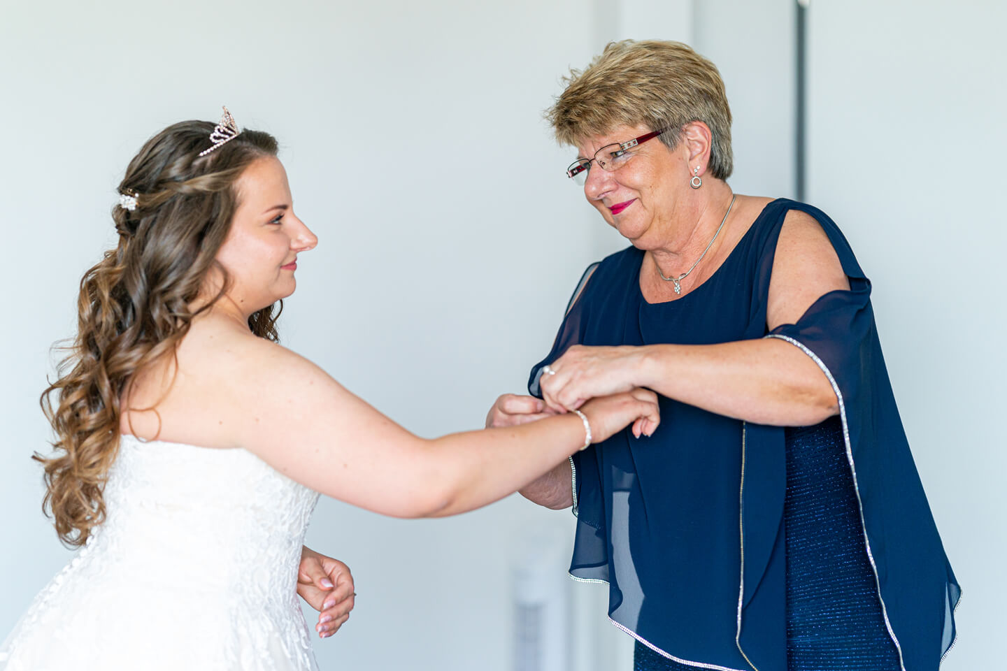 Braut und Brautmama beim Getting Ready.