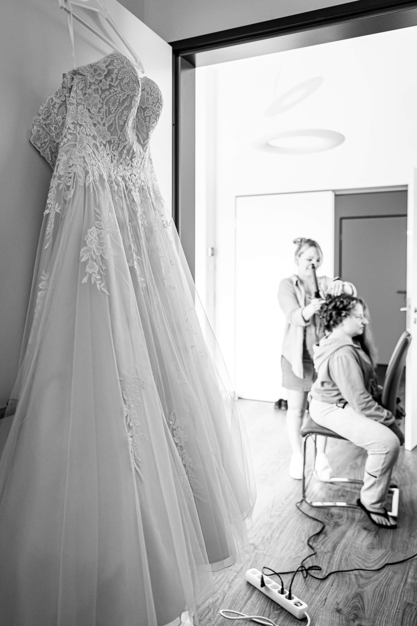 Hochzeitsfotograf Florian Läufer aus Hamburg fotografierte hier das Brautkleid beim Getting Ready.