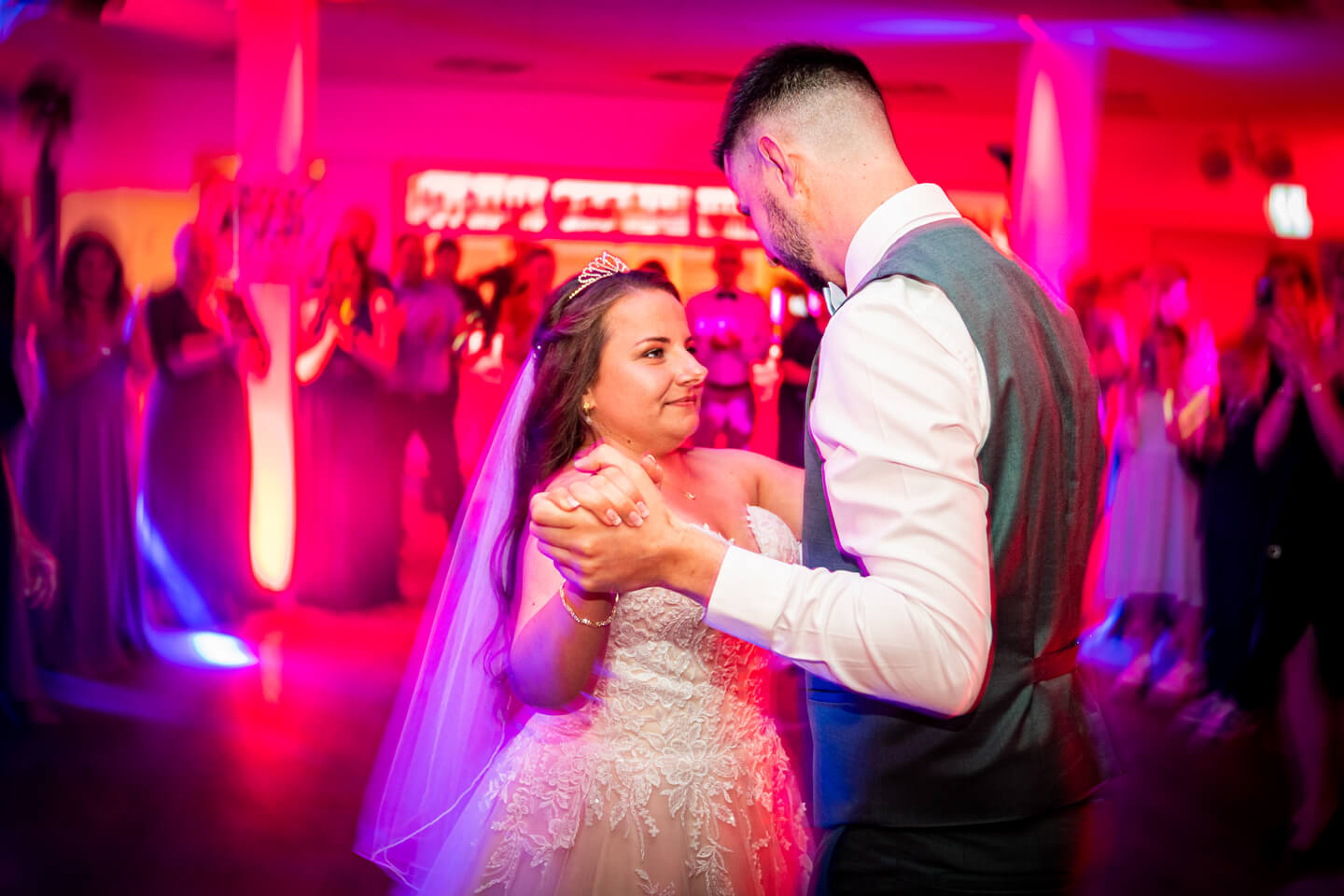 Brautpaar beim Eröffnungstanz.