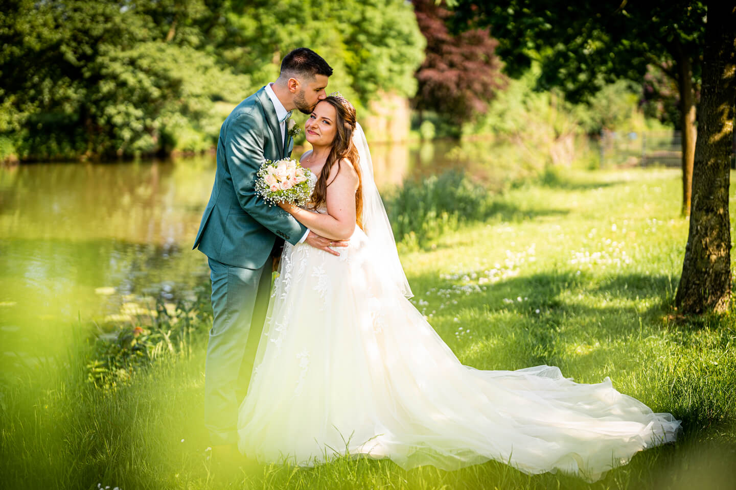 Brautpaarshooting an der Dove-Elbe in Hamburg.