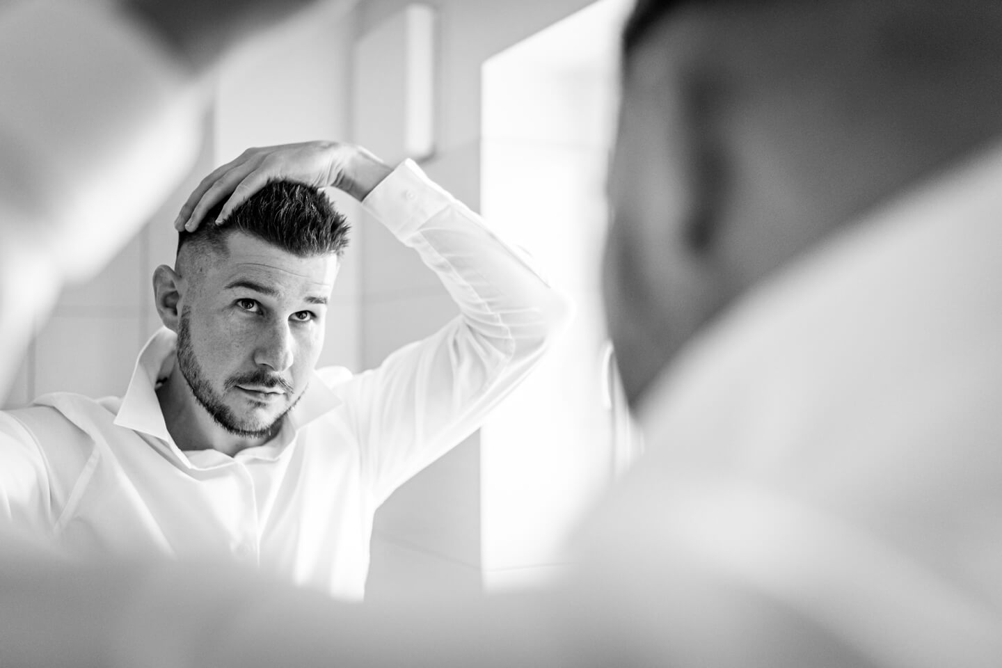 Getting Ready fotografieren beim Bräutigam im Badezimmer.