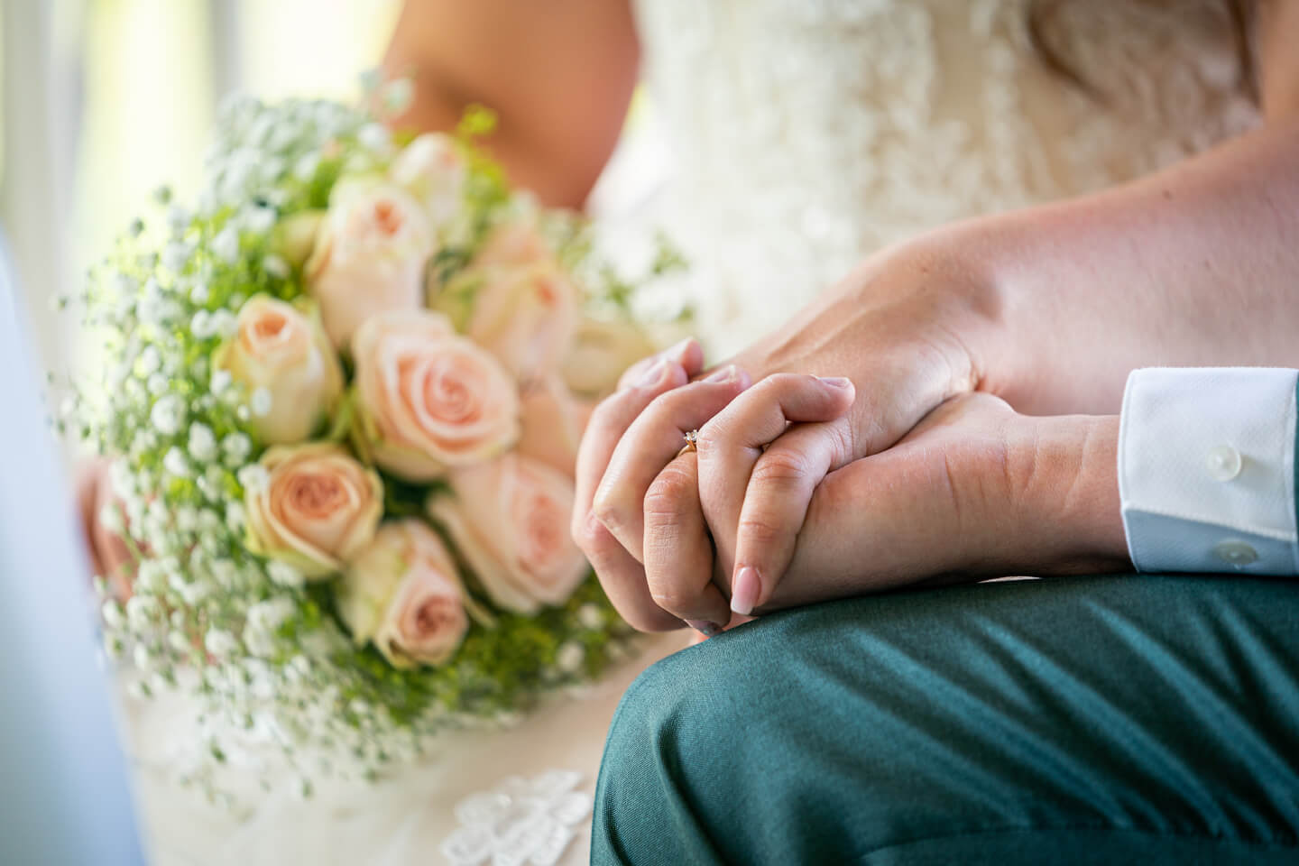 Brautstrauss und Verlobungsring.