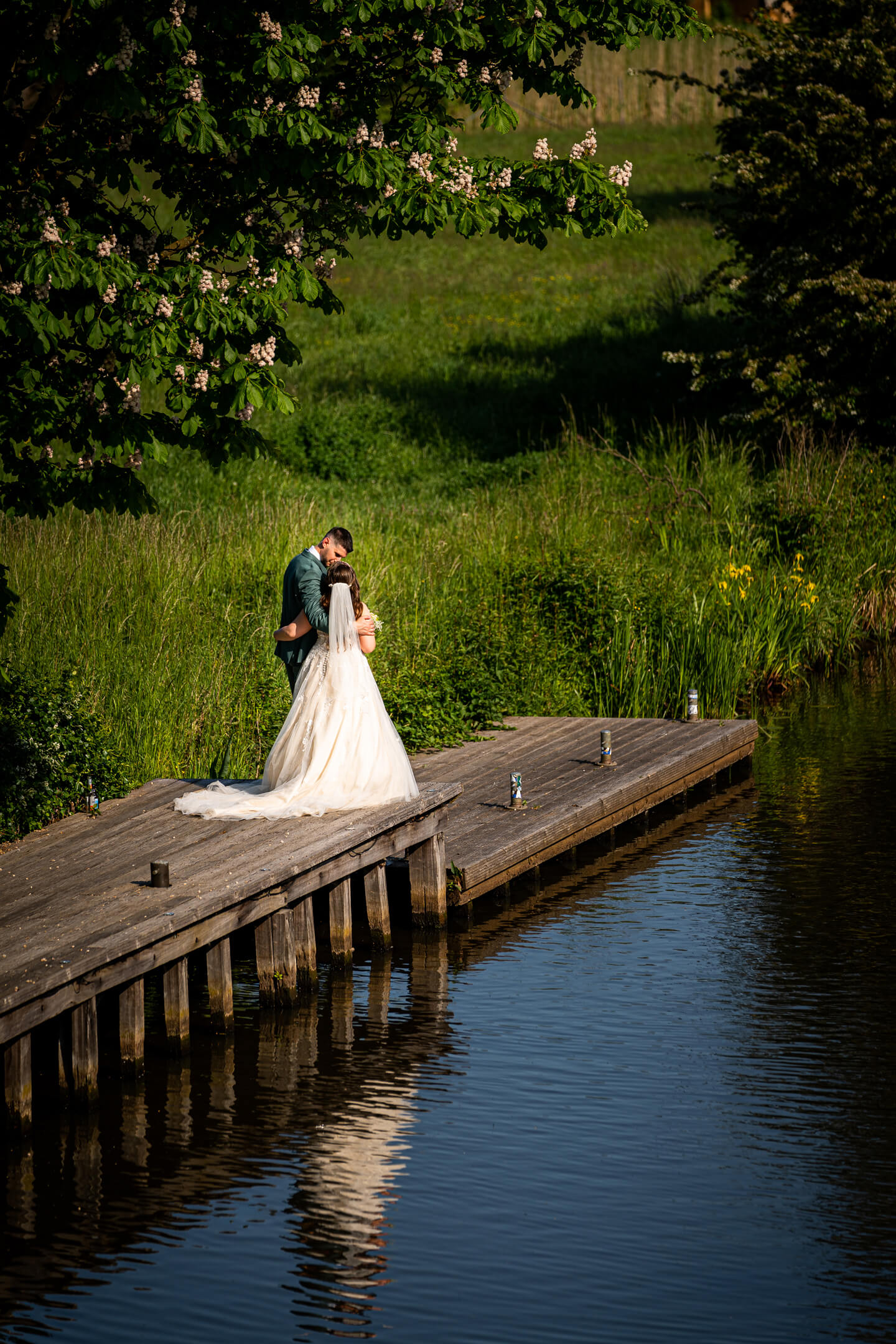 Hochzeit feiern im Landhaus bei Hamburg. Paarshooting am Wasser.