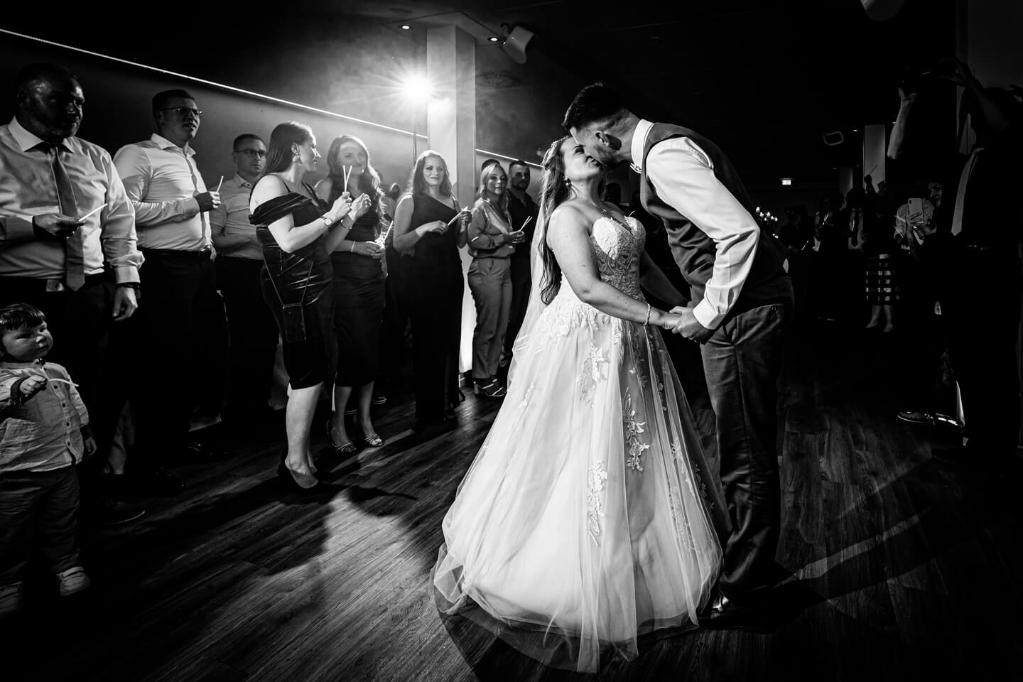 Kuss beim Eröffnungstanz.