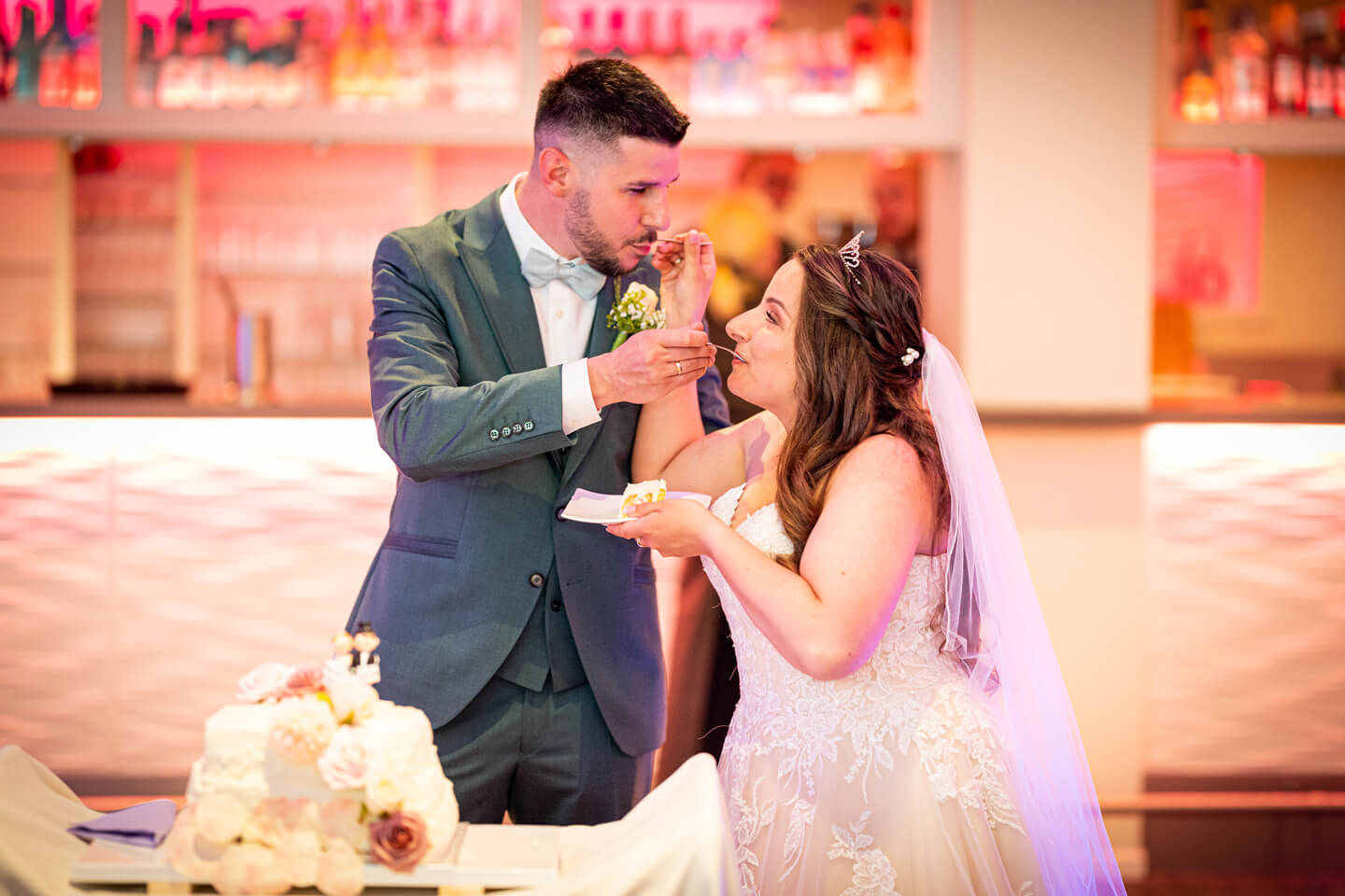 Hochzeitstorte gegenseitig füttern.