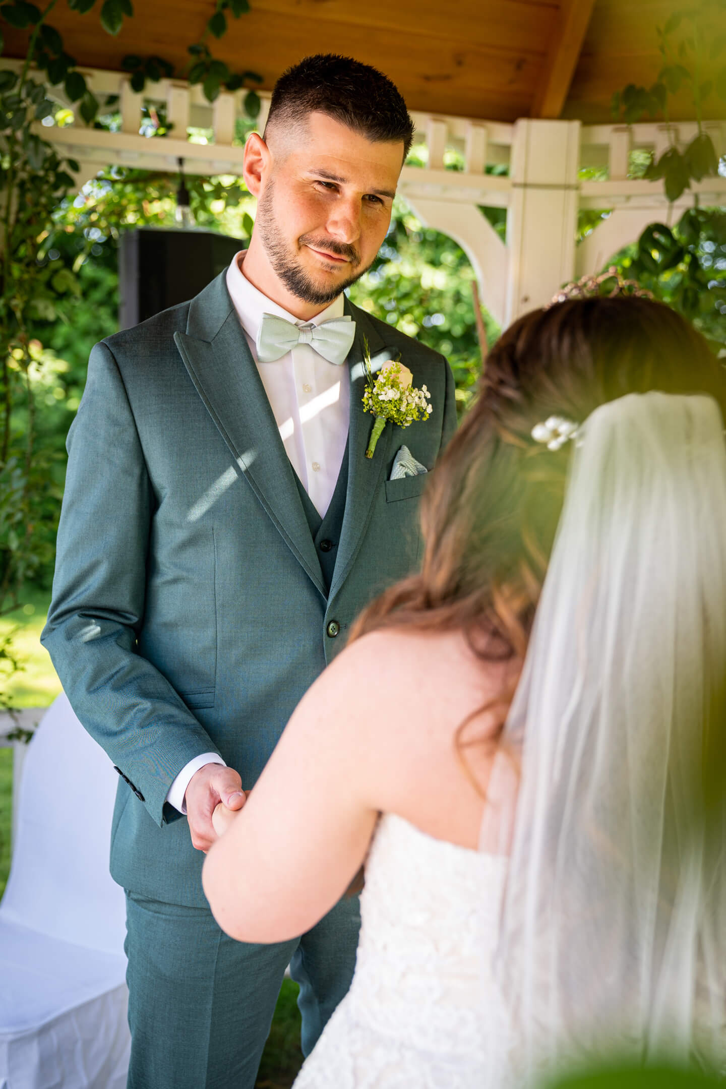 Brautpaar hält sich die Hände beim Jawort.