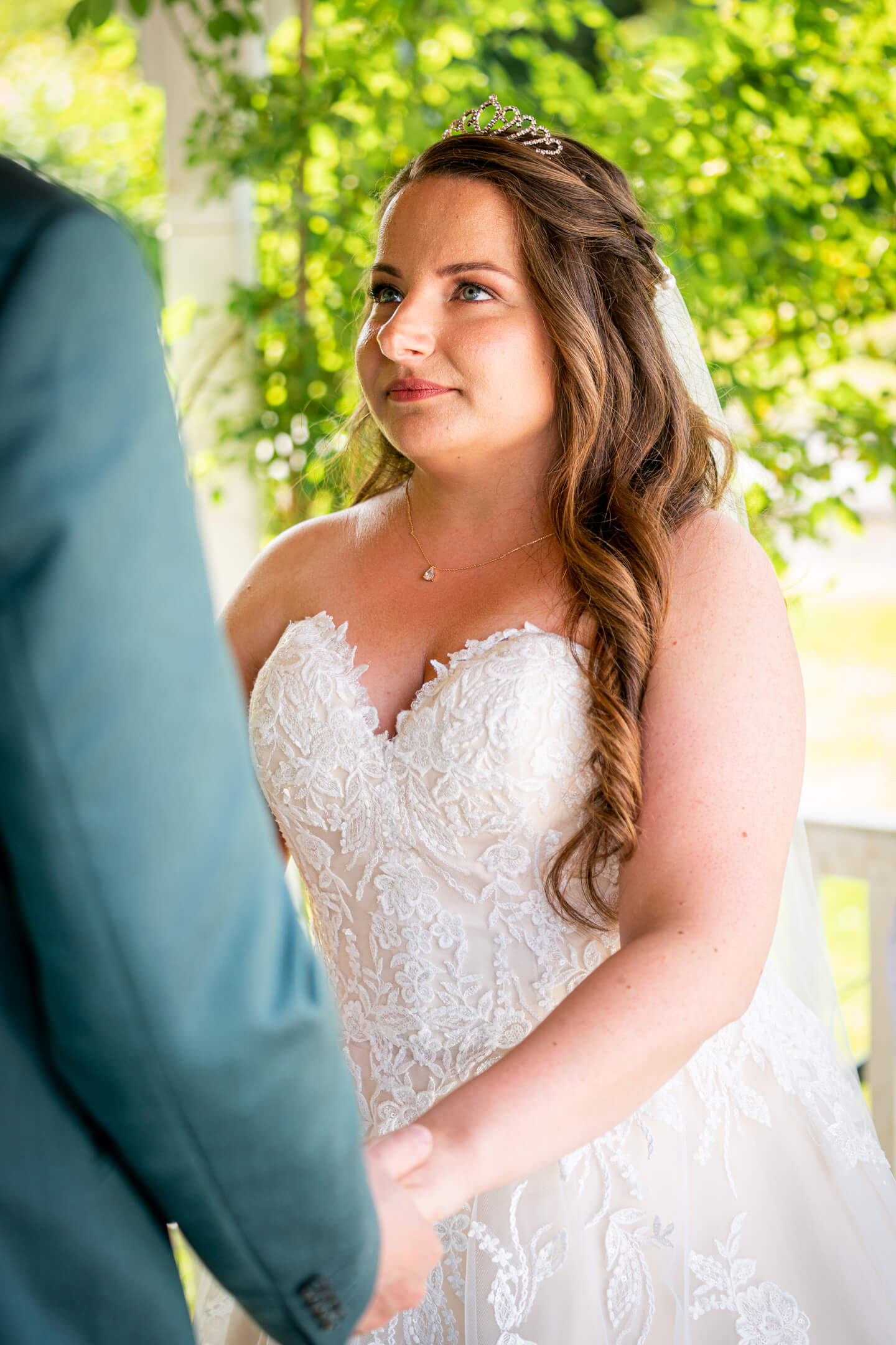 Braut schaut ihrem Bräuigam bei der freien Trauung in die Augen.