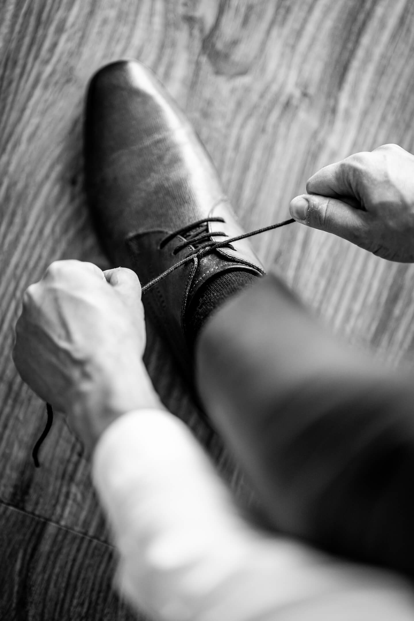 Schuhe zubinden Bräutigam