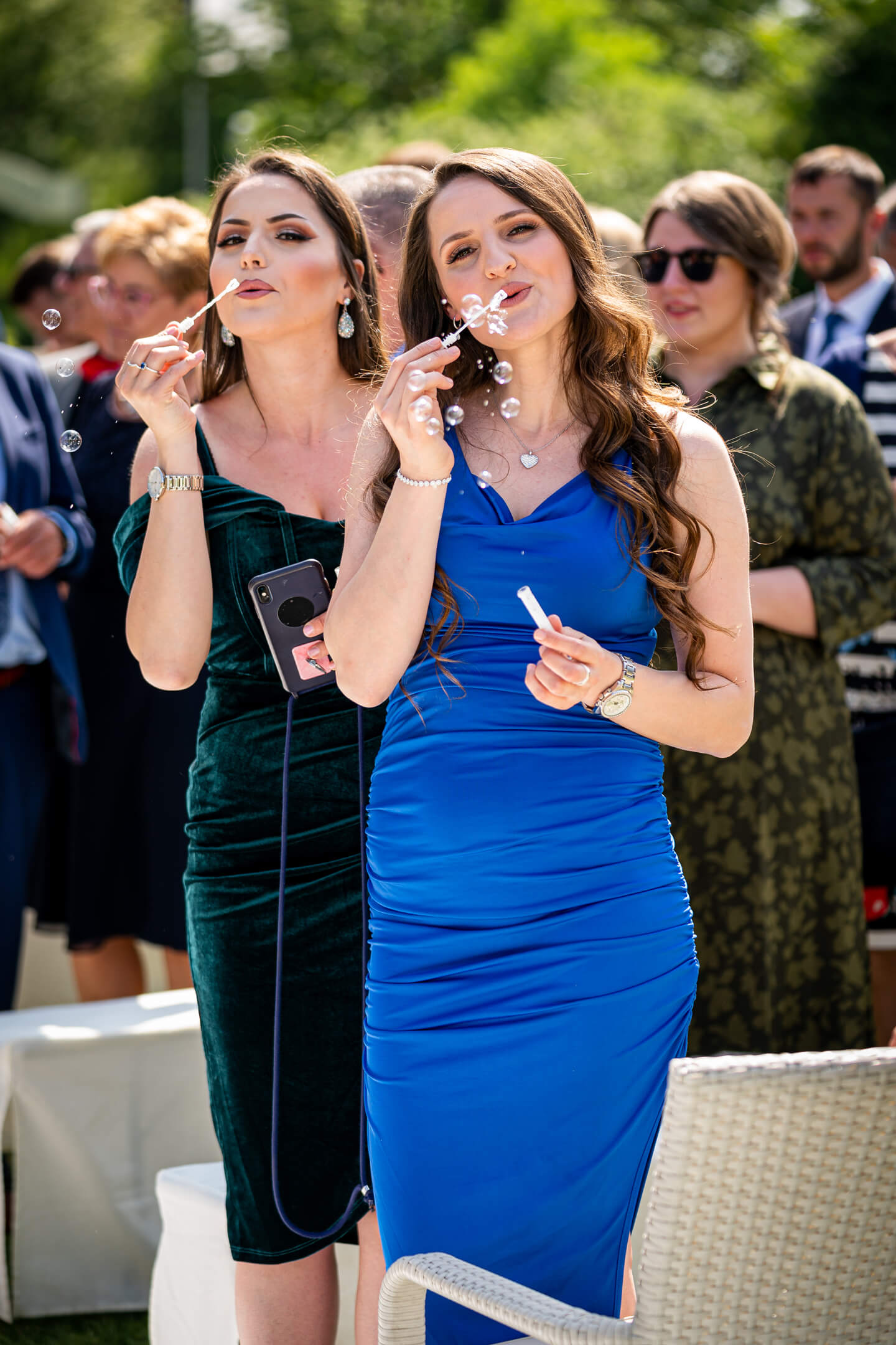 Hochzeitsgäste pusten Seifenblasen.