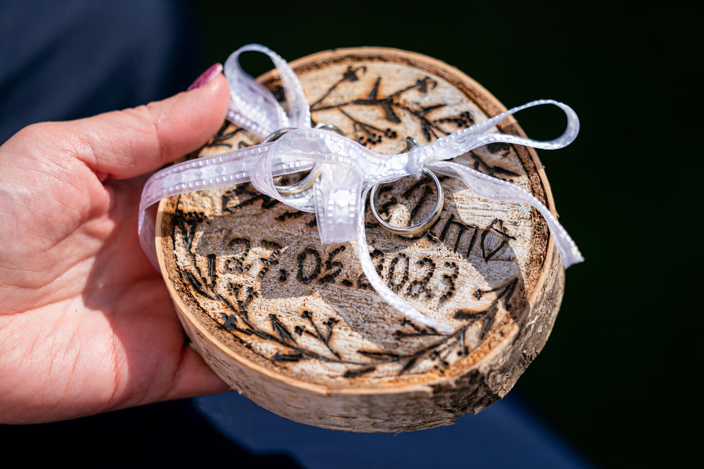 Holzscheibe statt Ringkissen.